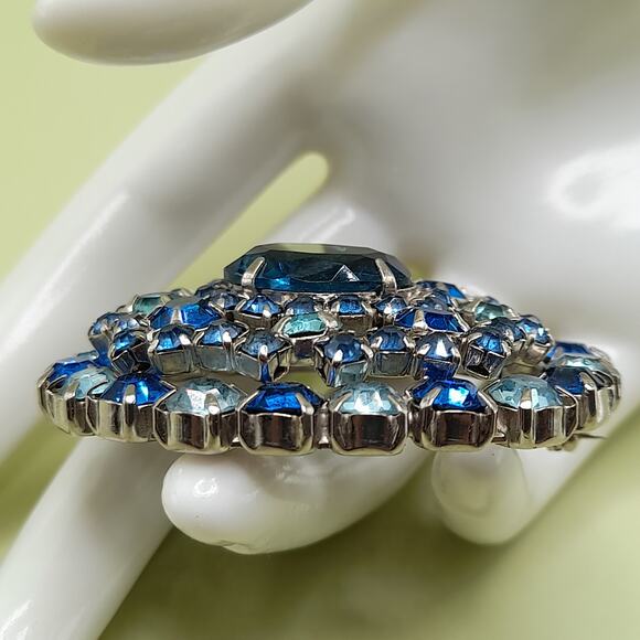 Vintage Blue Rhinestone Oval Brooch, Silver Tone, 1960s, 1 1/8 Inch - Picture 6 of 13